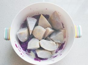 蒸熟的紫薯和芋头放入大碗中，趁热加入适量白糖和炼乳；