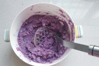 然后用捣泥器把它们捣成泥，混合均匀；