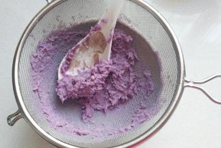 再用网筛将紫薯芋泥过筛一遍；