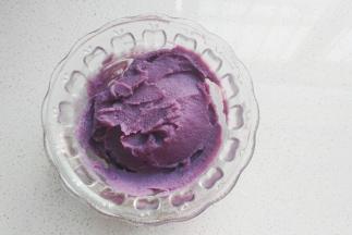 这是过筛好的紫薯芋泥馅，很细腻哦； 