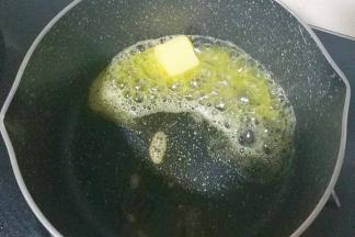 小锅中放入黄油小火融化；