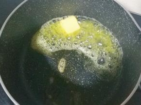 小锅中放入黄油小火融化；