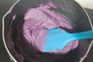 倒入紫薯芋泥小火翻炒均匀，晾凉后装裱花袋放冰箱冷藏保存备用；