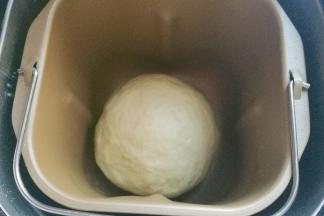 所有面团材料除黄油外（揉面剩最后10分钟时再放黄油）放入面包机桶内，开启揉面功能开始揉面。揉面至完全扩展阶段后，进行第一次发酵；