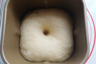 发酵至2~2.5倍大时，手指沾面粉戳洞不回缩不塌陷即发面完成；