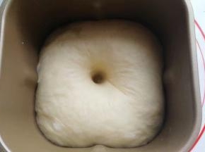 发酵至2~2.5倍大时，手指沾面粉戳洞不回缩不塌陷即发面完成；