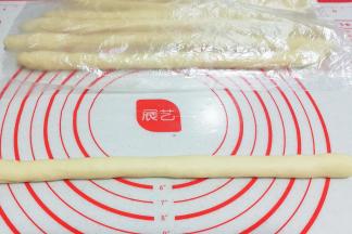 将醒好的小面团分别滚搓成长约30厘米左右的长条；