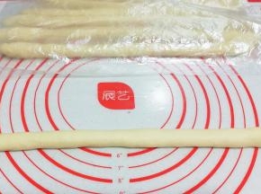 将醒好的小面团分别滚搓成长约30厘米左右的长条；