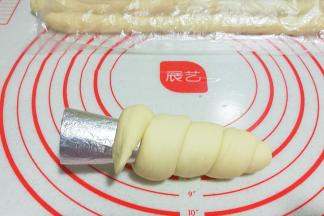 将面团一圈圈缠绕卷起，收尾末端处也压扁；