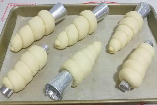 依次做完所有的螺卷摆入烤盘，盖保鲜膜进行二发；