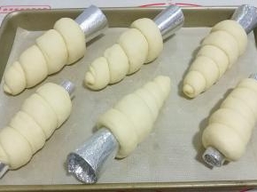 依次做完所有的螺卷摆入烤盘，盖保鲜膜进行二发；