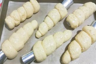 将发酵好的面包胚取出，刷上一层蛋液再洒点白芝麻，放入预热好的烤箱中层上下火170度烤约15~20分钟即好； 