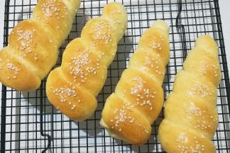 烤好的面包取出晾凉，挤入先前做好的紫薯芋泥馅，就可享用啦！（馅料可依个人口味选择）