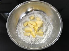 把低粉、糖粉、盐混匀后加入软化的黄油。
