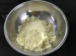 用手搓捏混合成酥松的菠萝屑。