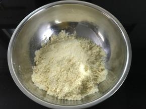 用手搓捏混合成酥松的菠萝屑。