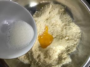 加入2个蛋黄和牛奶。