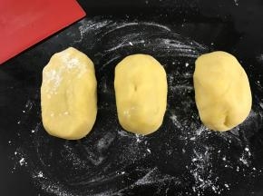 把松驰好的面团分成3份。