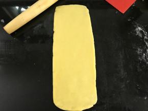 取一面团擀成长方形。