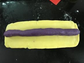 香芋紫薯馅130克左右搓成和面片一样长短。