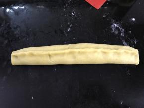 卷起后捏紧收口。