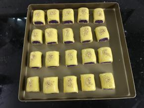 表面刷蛋黄液，撒少许白芝麻。