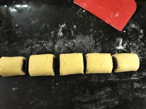 稍搓长后用刮板切成小块。