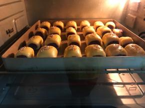 入预热好的烤箱，上下火，中层，180度，20-25分钟左右。