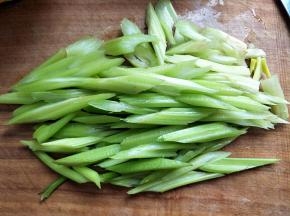 芹菜摘洗干净，切小块