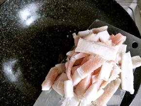 锅内热油，放入五花肉进行翻炒