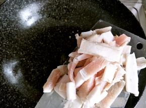 锅内热油，放入五花肉进行翻炒