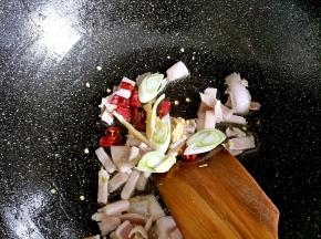 放入葱姜辣椒