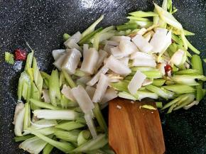 炒出香味后，把芹菜和嘎啦粉一起放进去