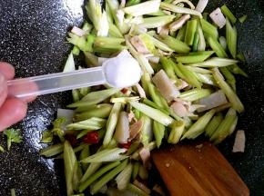加入盐进行调味