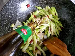 放入耗油进行翻炒