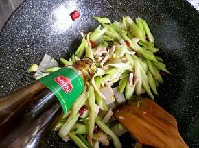 放入耗油进行翻炒