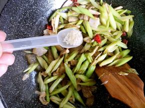 出锅前加入适量鸡精