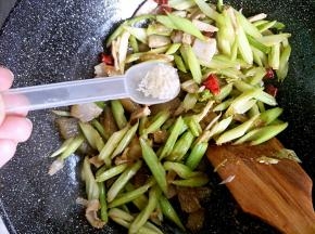 出锅前加入适量鸡精