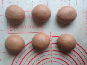 面团发酵两倍大（室温高的话，可以直接在室温下发酵），将发酵好的面团取出按压排气，分成6等份，滚圆盖保鲜膜松驰15分钟