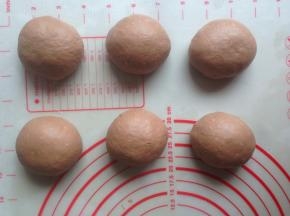 面团发酵两倍大（室温高的话，可以直接在室温下发酵），将发酵好的面团取出按压排气，分成6等份，滚圆盖保鲜膜松驰15分钟