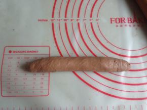 从上往下卷起，放在不粘烤盘上