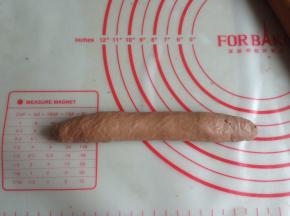 从上往下卷起，放在不粘烤盘上