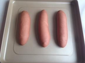 放入烤箱内，选择发酵档37度，发酵50分钟（烤箱内放置一碗热水，使面包坯有一定的湿度，否则发酵后的面包坯会过干）。