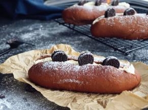 面包做好后，取出晾凉，用面包刀在面包上方中间切开，淡奶油加糖隔冰水打发，装进裱花袋，将奶油挤在切口里面，放上奥利奥小饼干，最后撒上糖霜即可