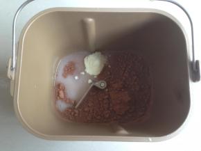 将水、糖、盐、奶粉和可可粉倒入面包桶里