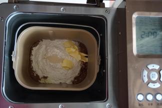 加入黄油和酵母，将面包桶放入到面包机里