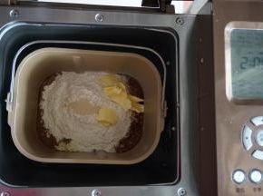 加入黄油和酵母，将面包桶放入到面包机里