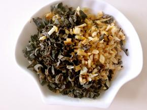 木耳和黄花菜洗干净泡发好，切碎备用