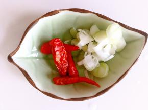 尖辣椒和葱洗干净切碎备用
