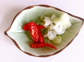 尖辣椒和葱洗干净切碎备用